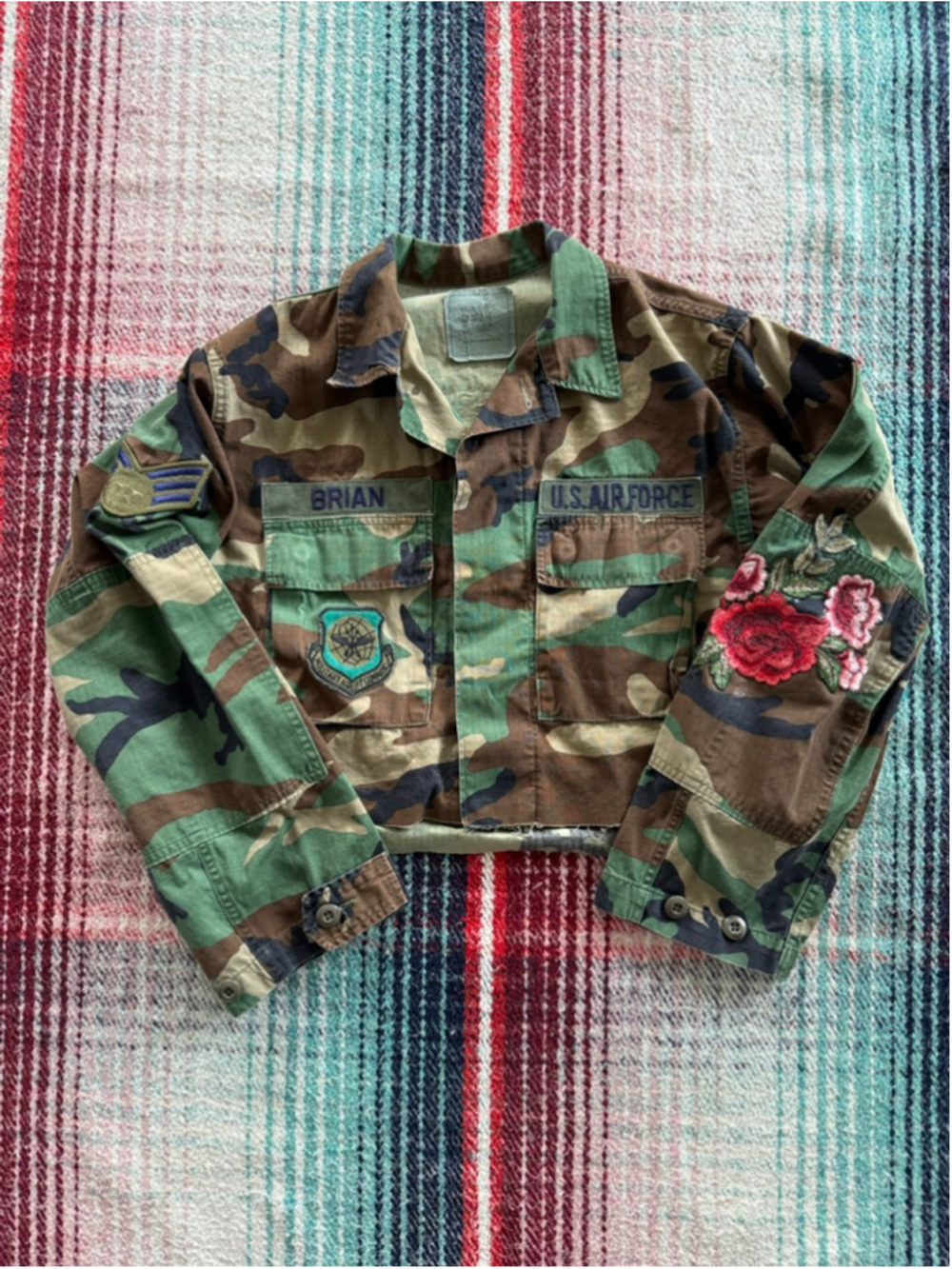 Vintage US Air Force Camo Utility Jacket with Floral Embroidery S Green Red